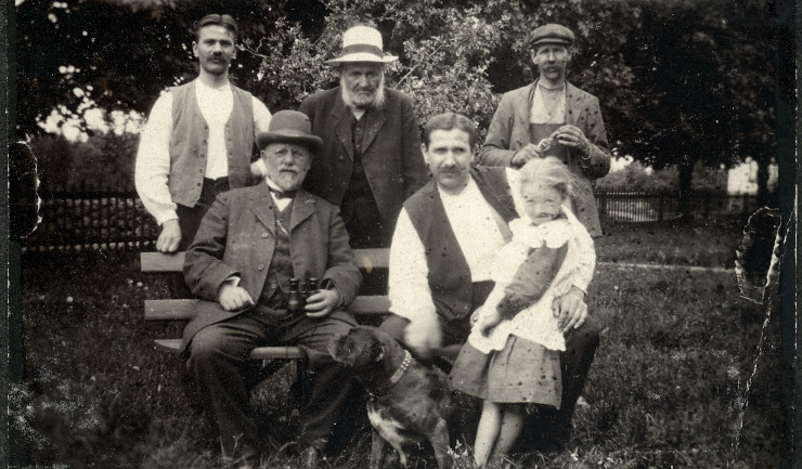 Skräddarmästare Carl i mitten, iförd vit hatt, med sönerna August och David(stående) och Johan t.h. på bänken