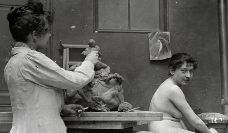 Agnes skulpterar med sittande modell