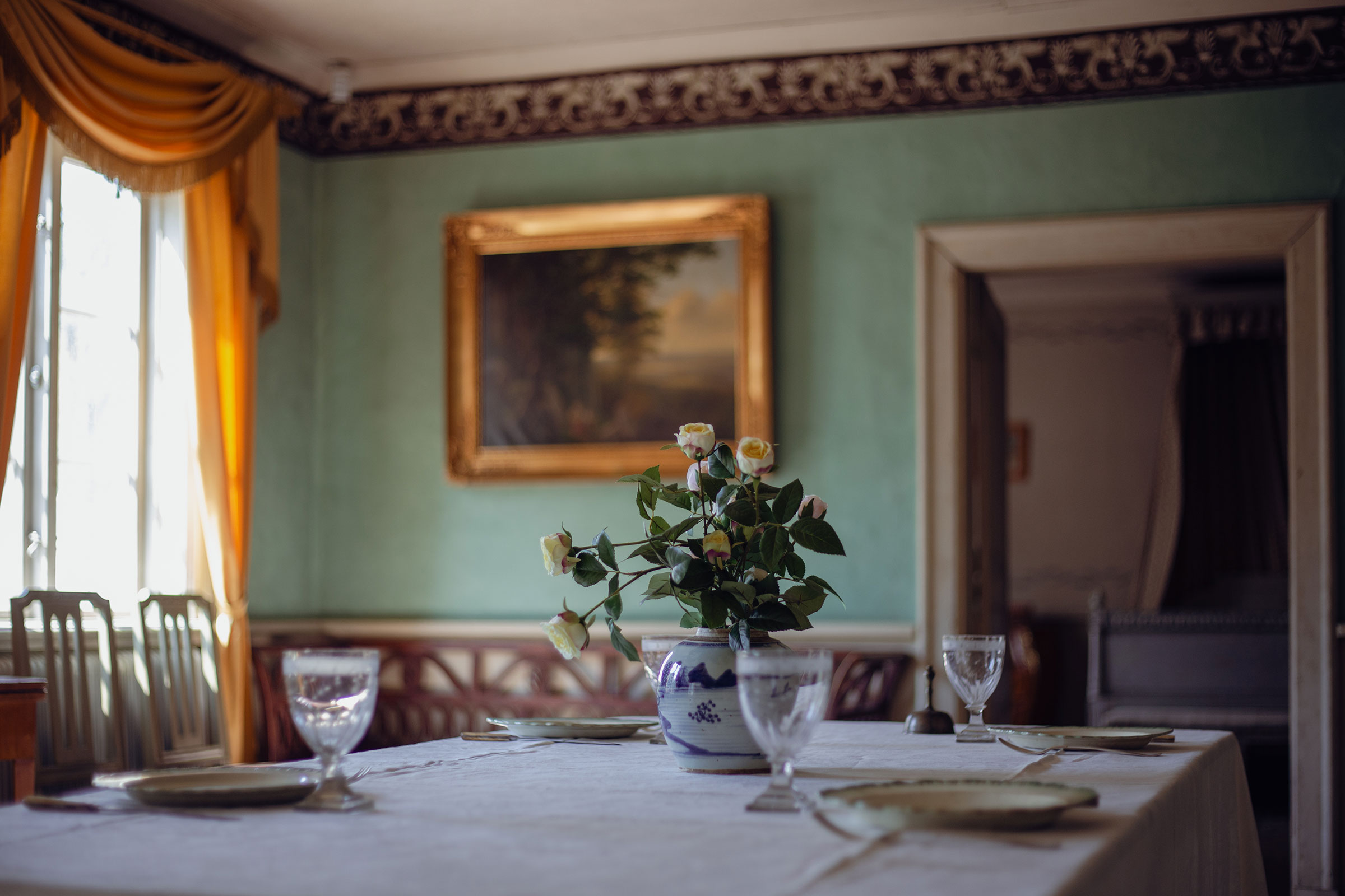 Bordsdukning med blomvas i herrgårdsmiljö