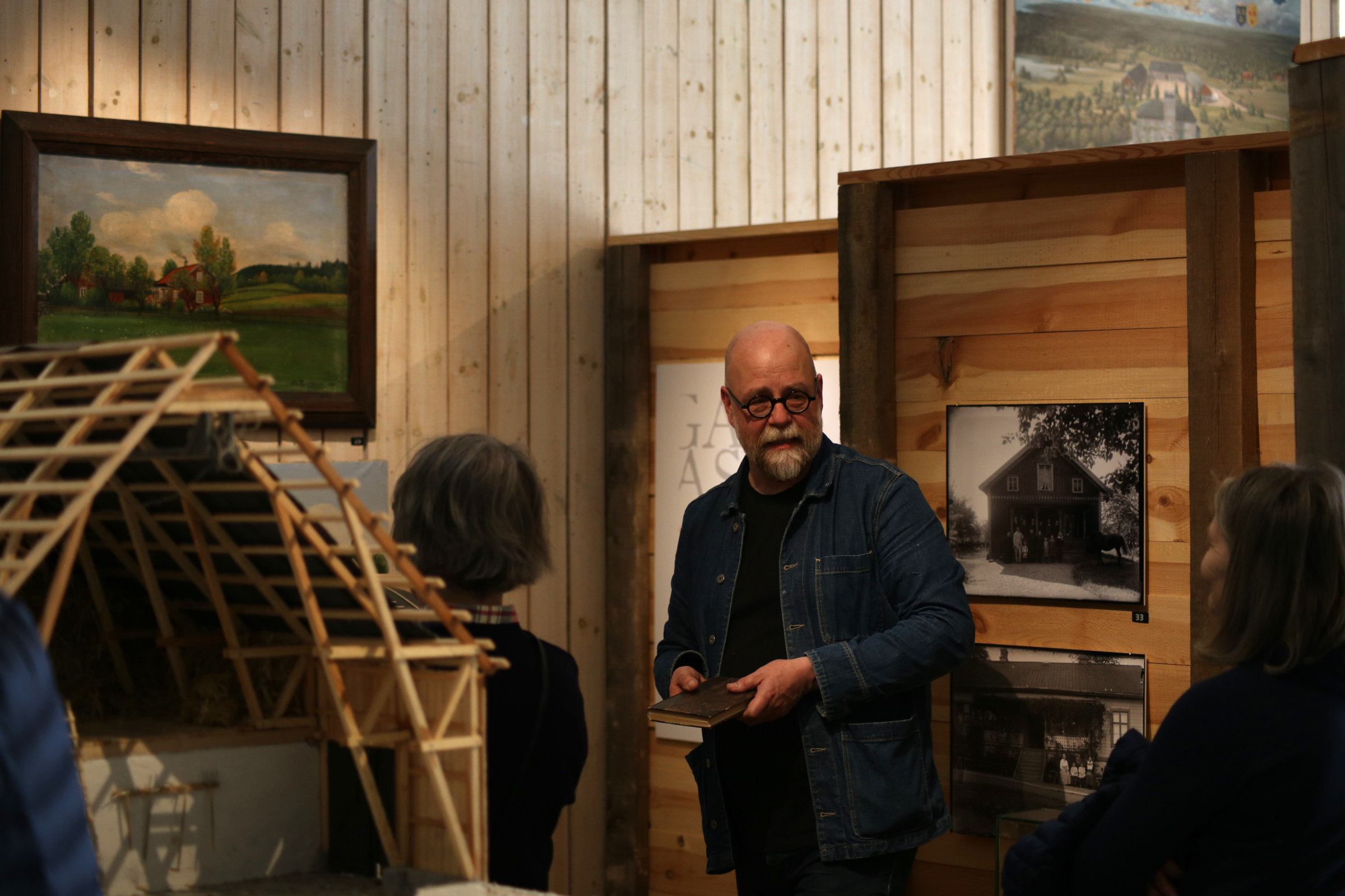 Guided Tour in the Exhibition "Västgötagårdar"