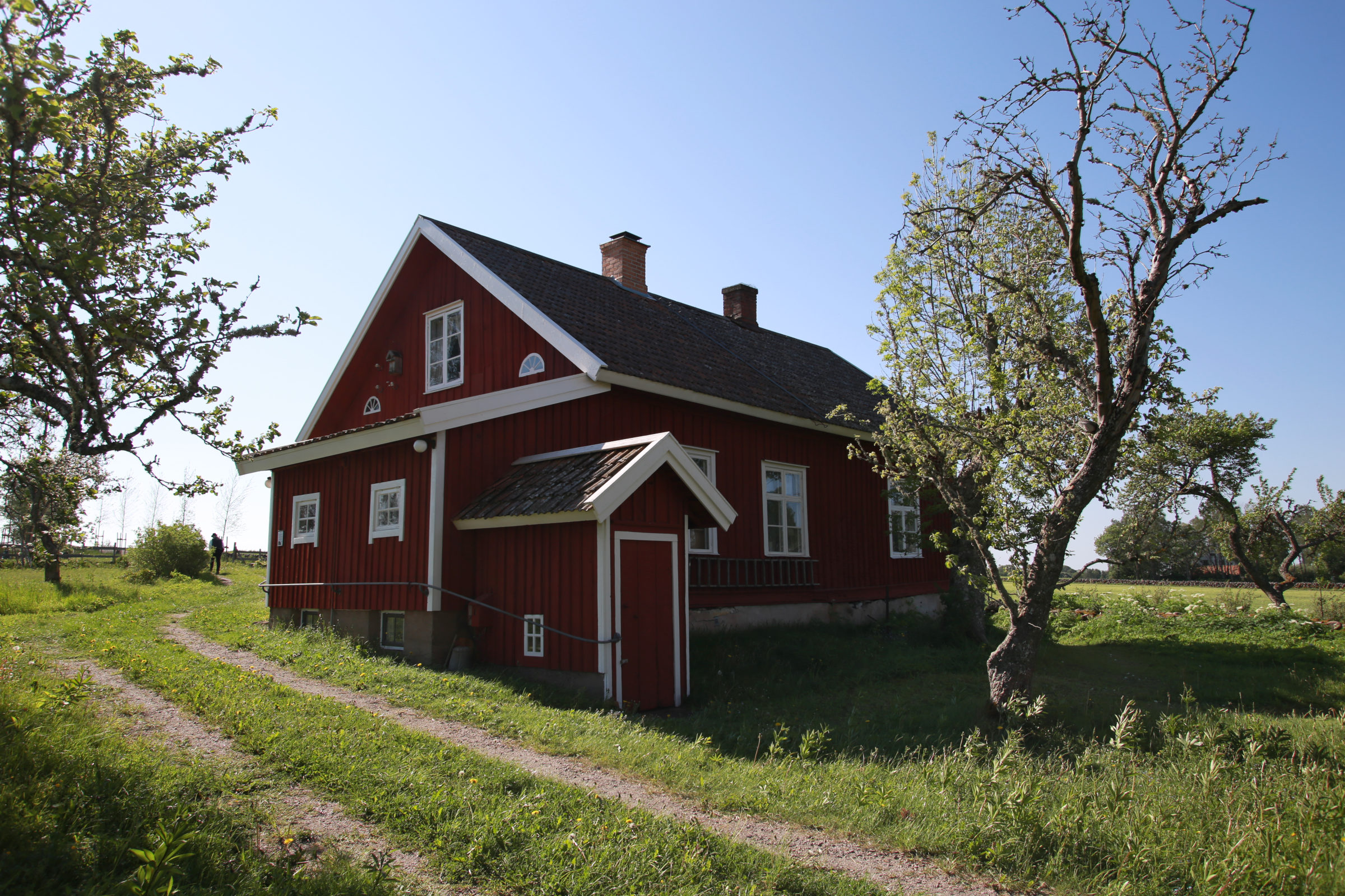 Heljesgårdens bostadshus på sommaren