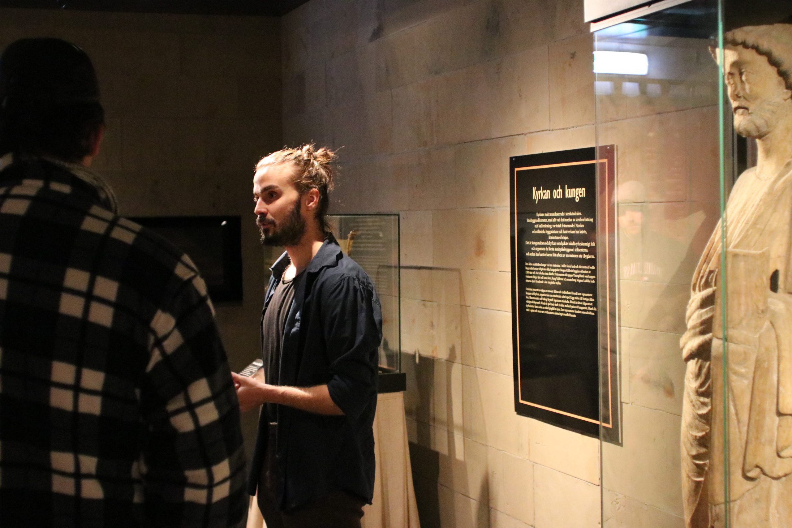 A guide during a tour in the exhibition Skara in the Middle Ages.