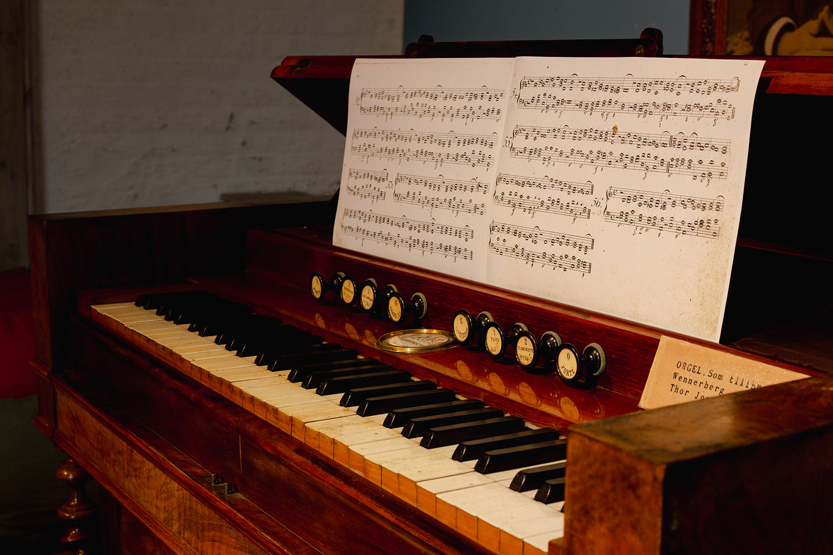 Wennerbergs orgel närbild från höger