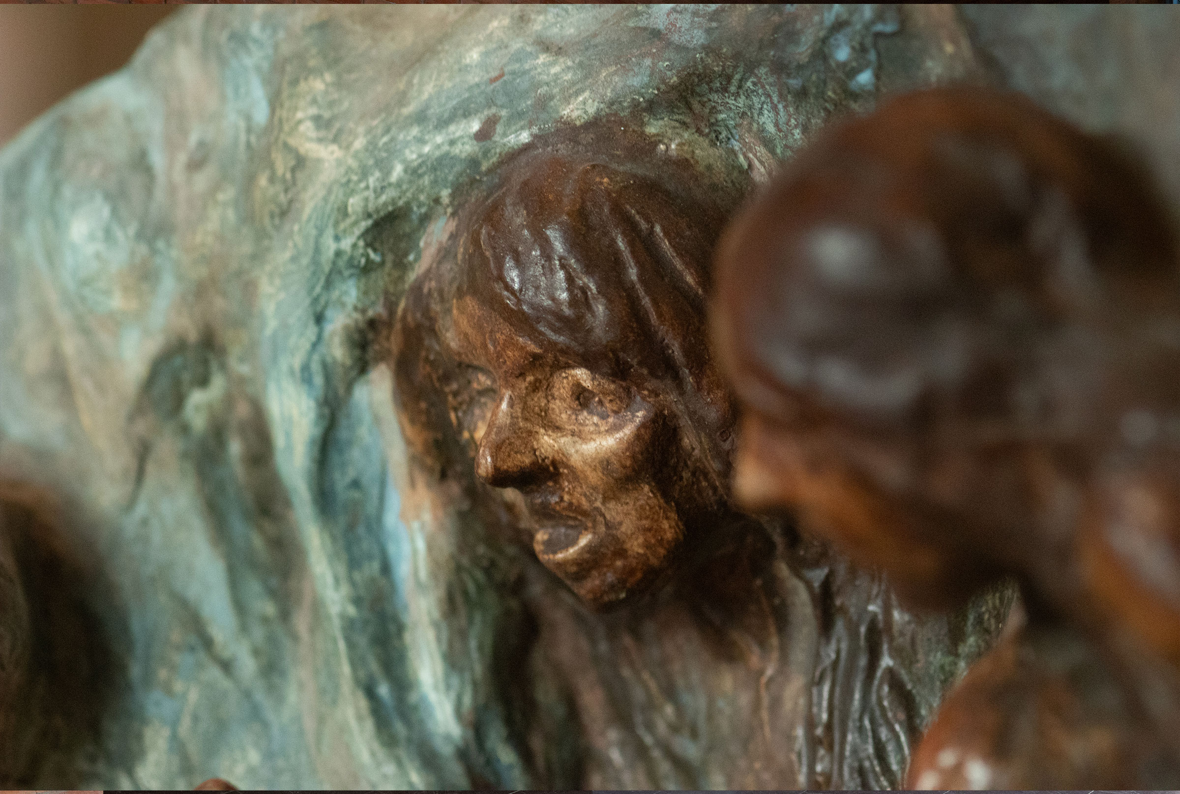 Skulptur av häxor med bolmande rök i bakgrunden