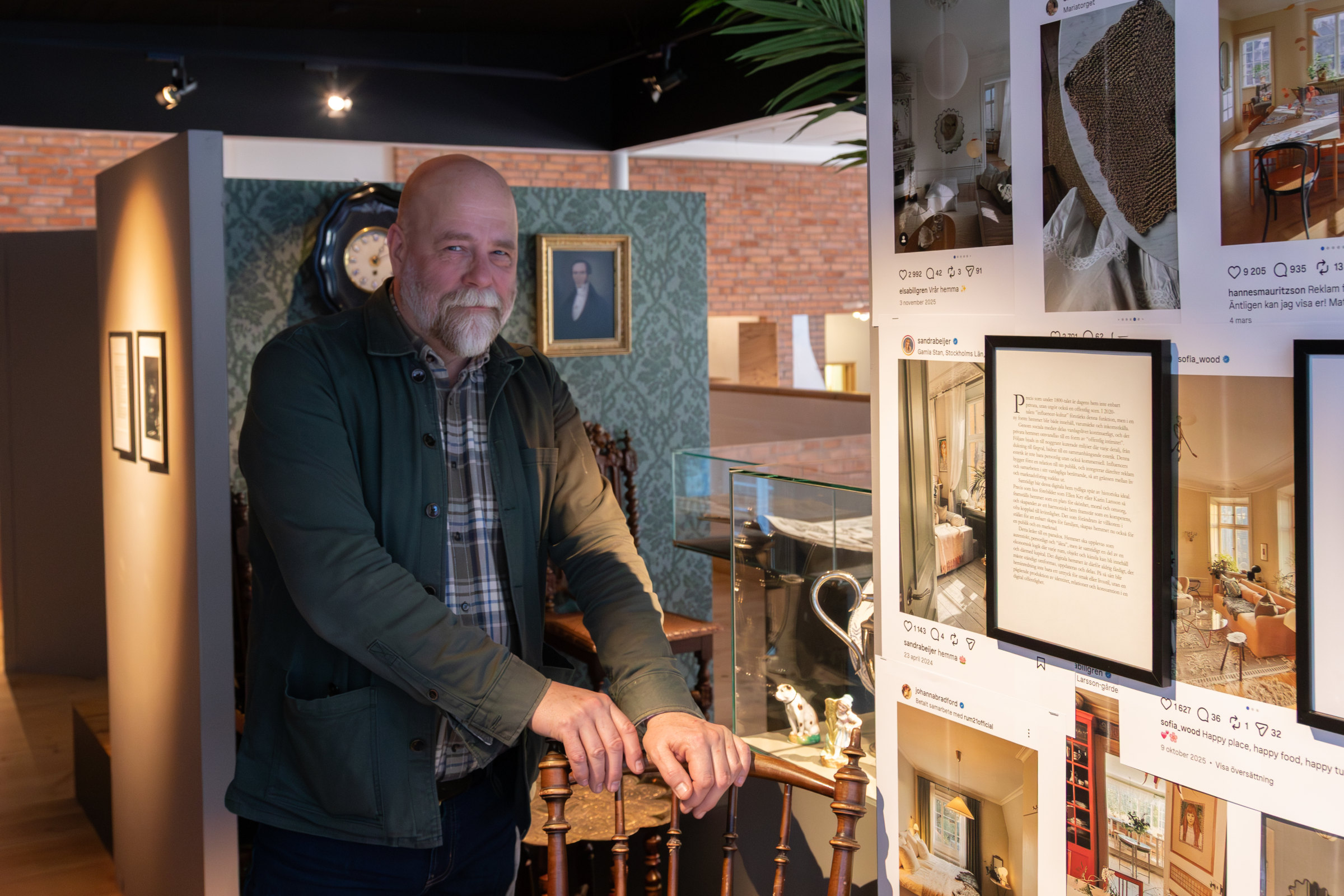 Man poserar i en utställning om historisk interiör