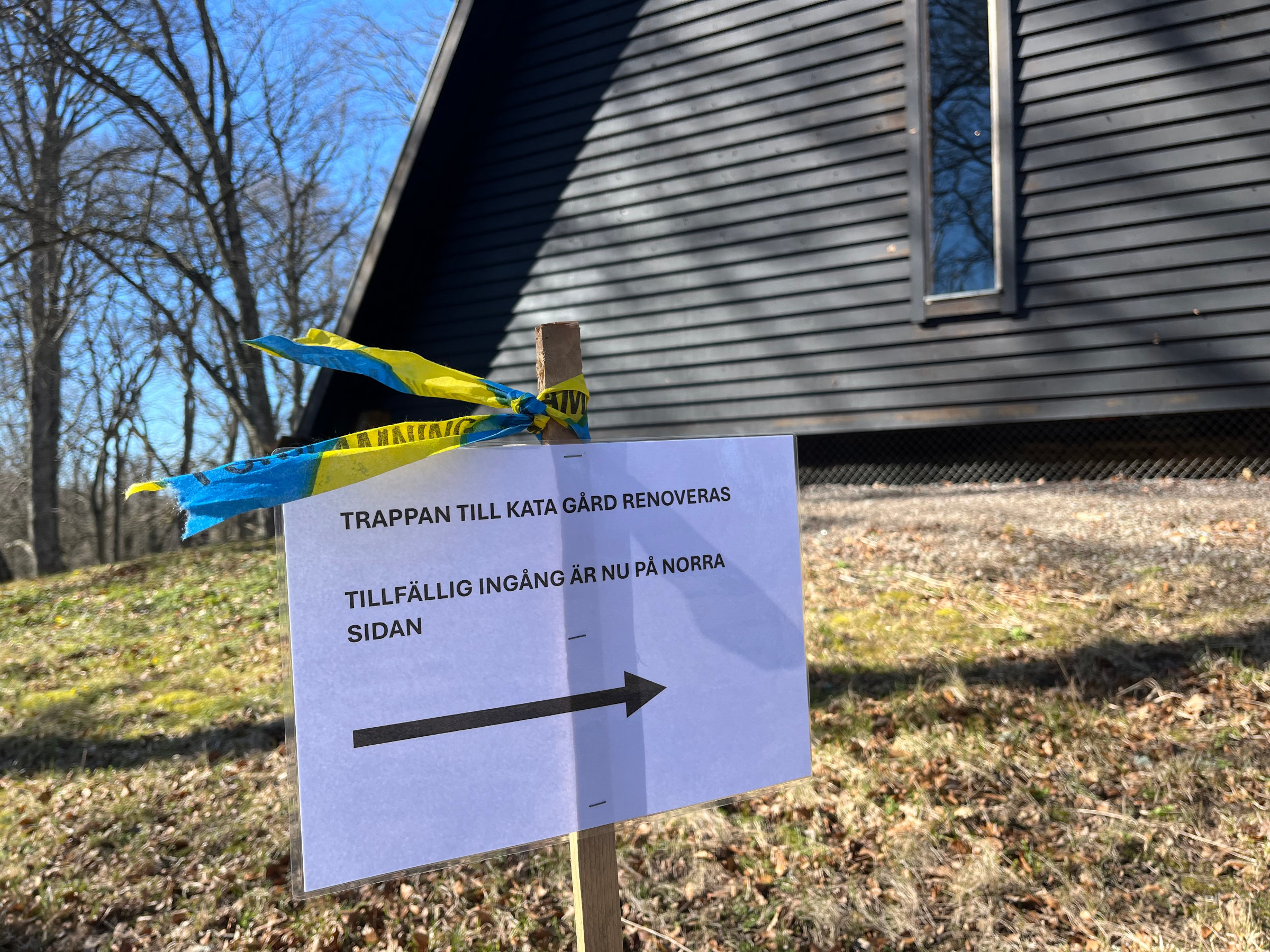 Skylt med uppmaning att en renovering är pågående. Tillfällig ingång på norra sidan.