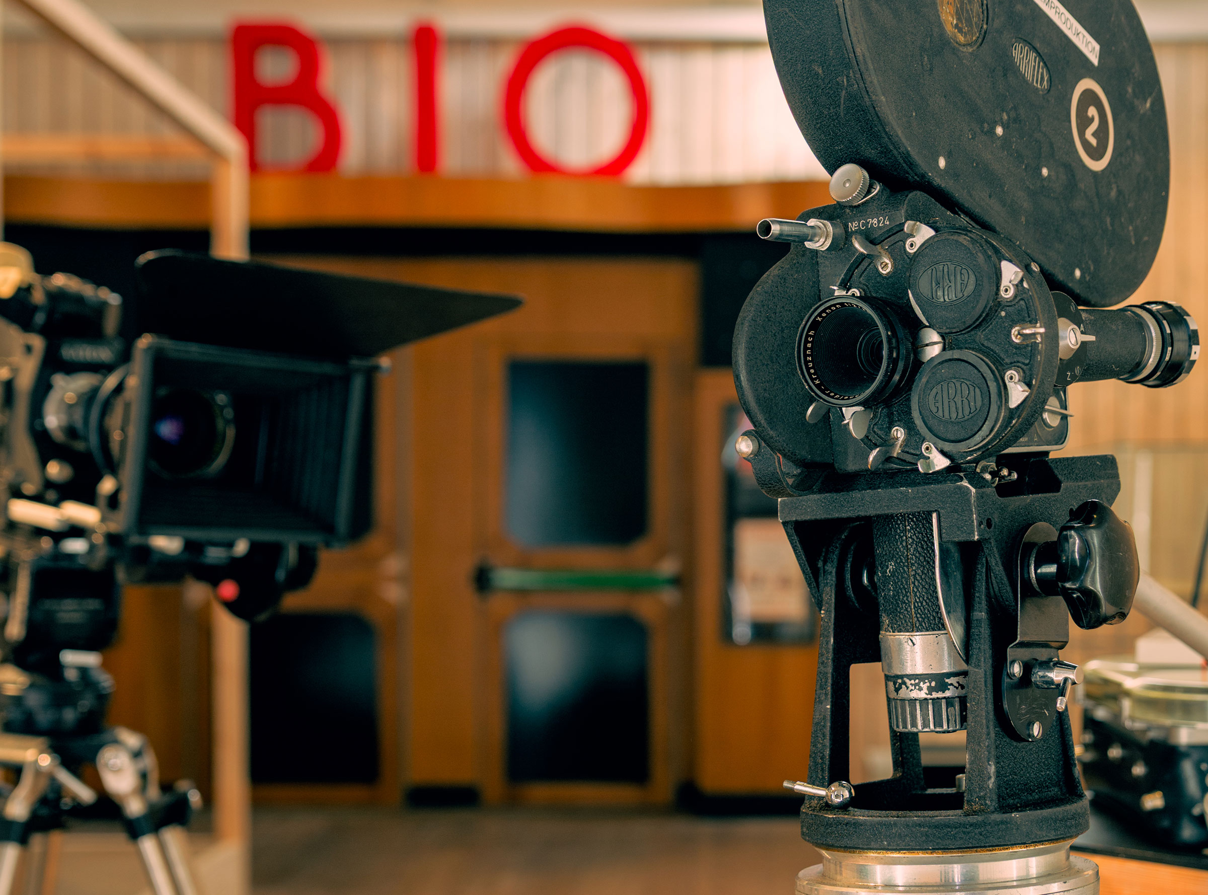 Analoga filmkameror i en utställningshall