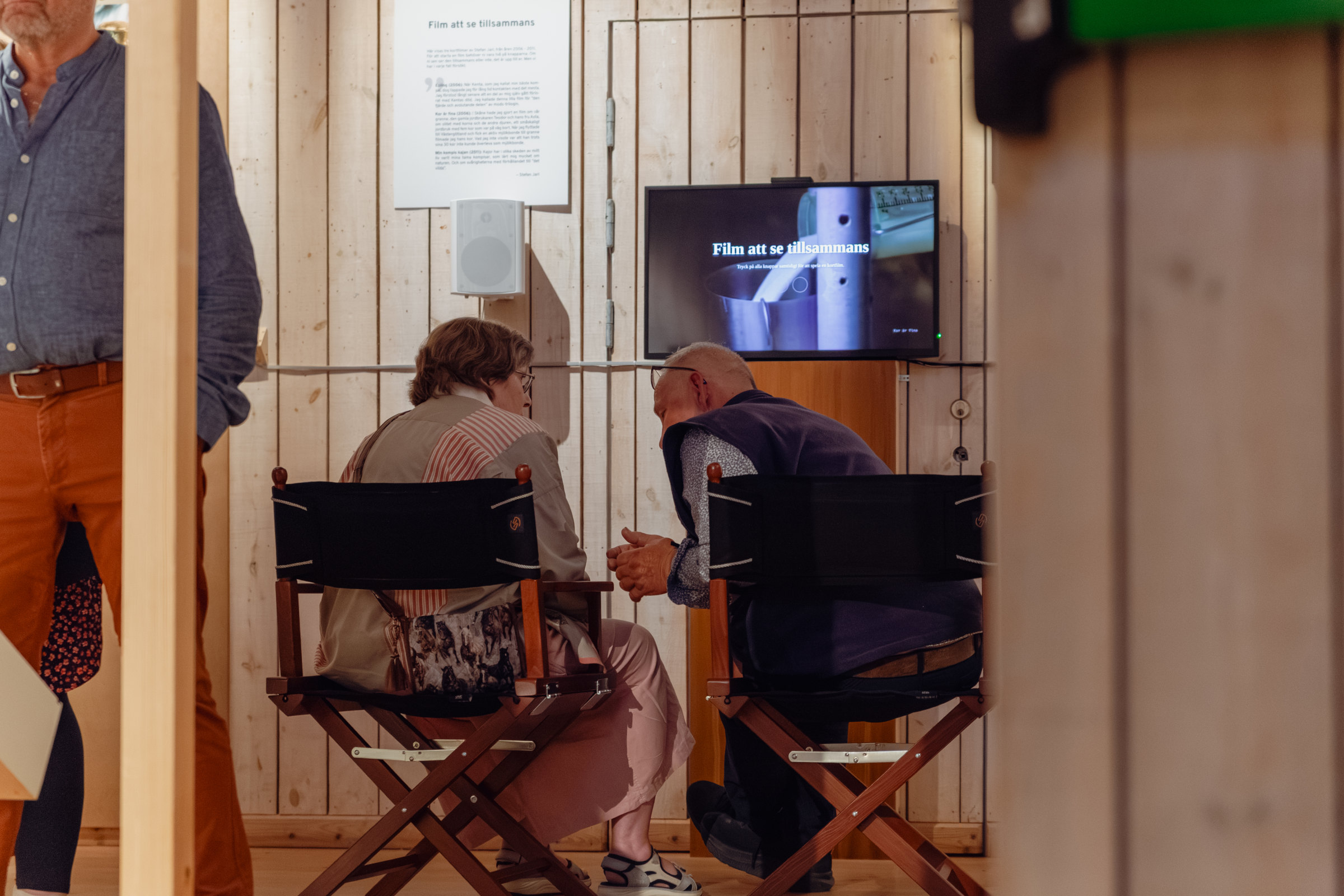 Två besökare framför filmskärm