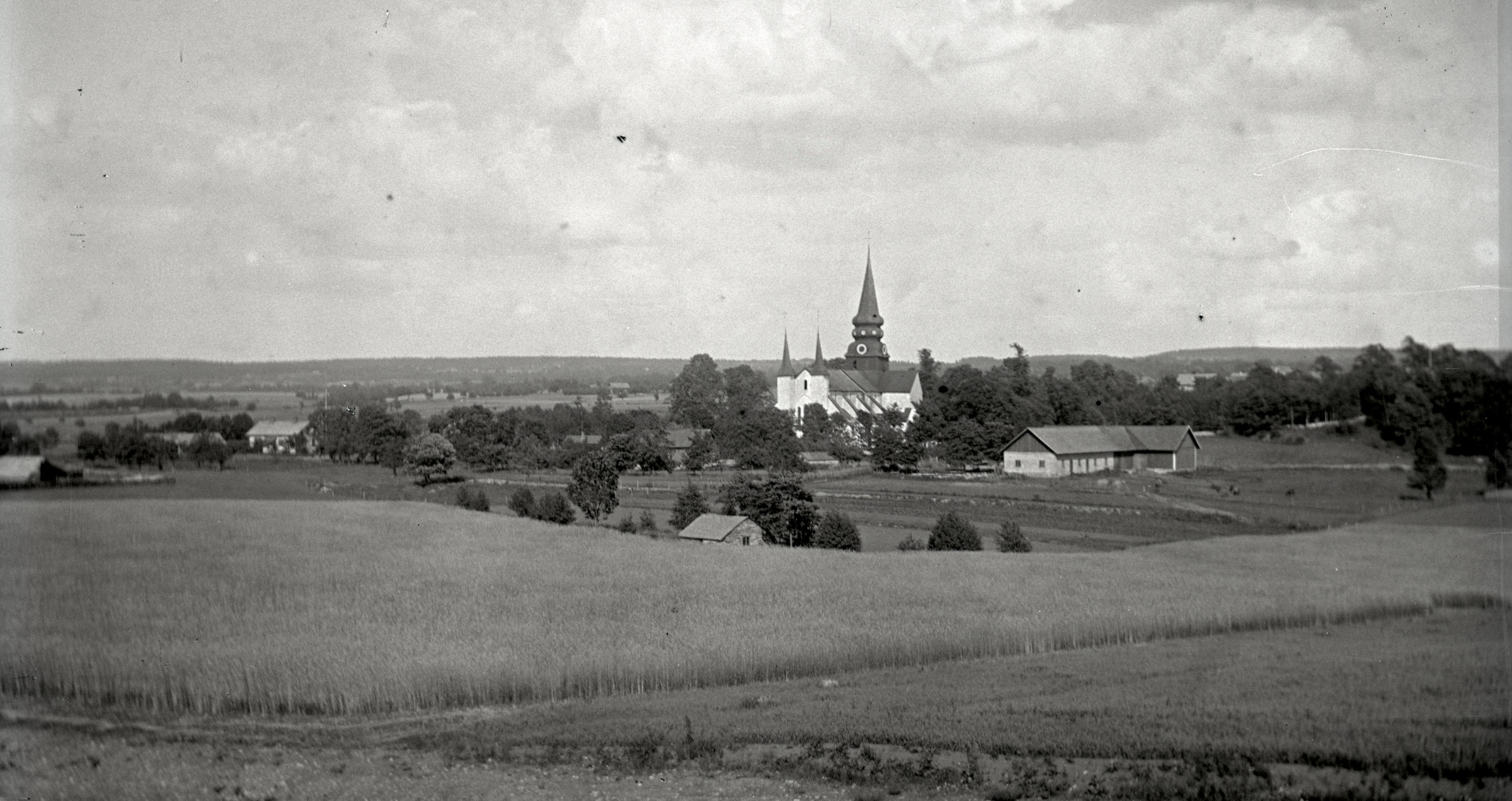 Vy mot kyrktorn i Varnhem från 1920-tal